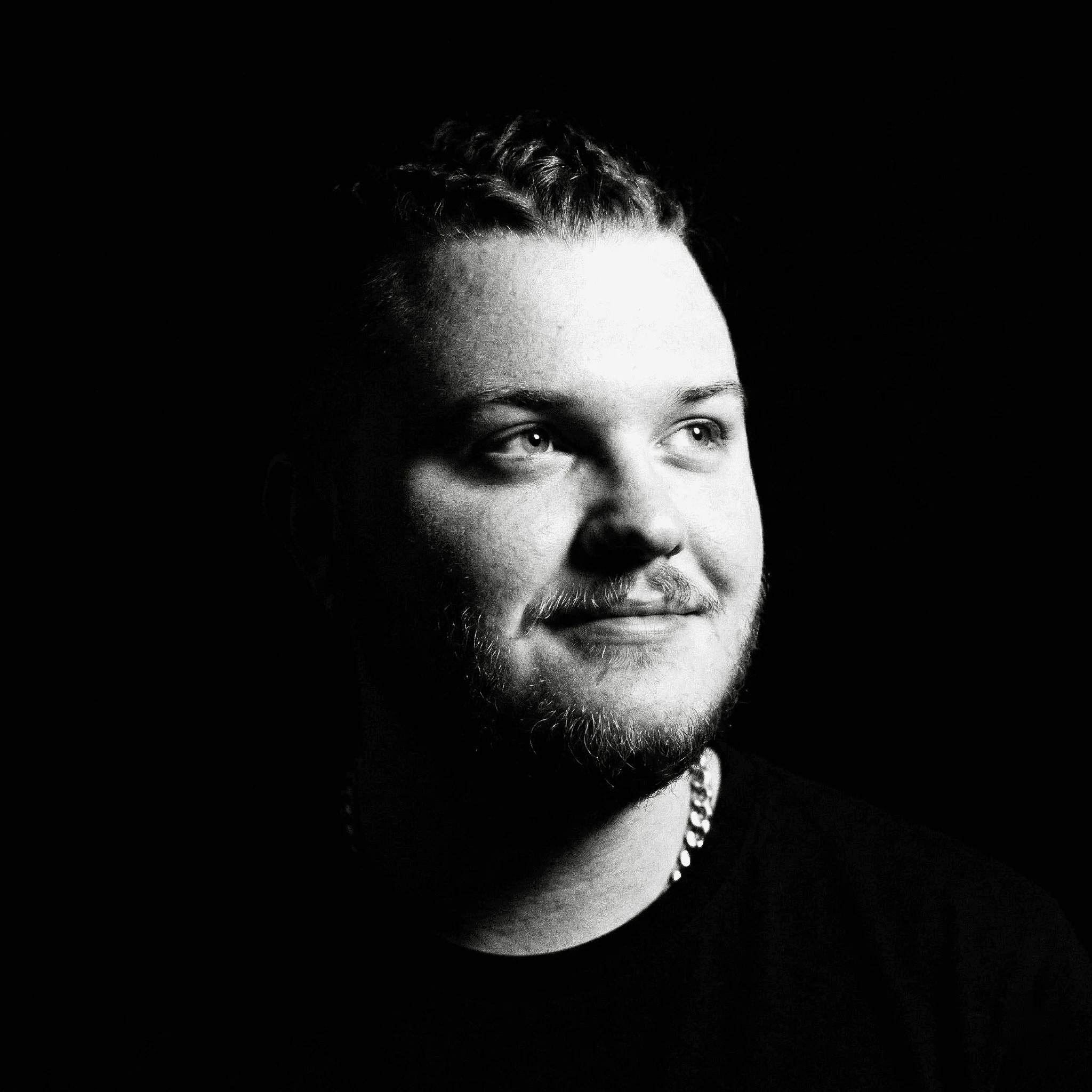Black and white portrait of singer Theo Bramsted